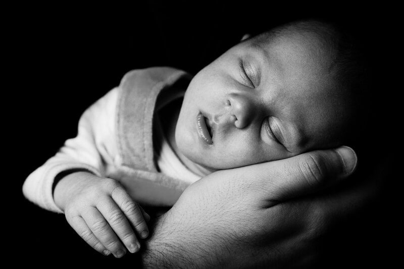 Baby sover efter biodynamisk kranio-sakral terapi