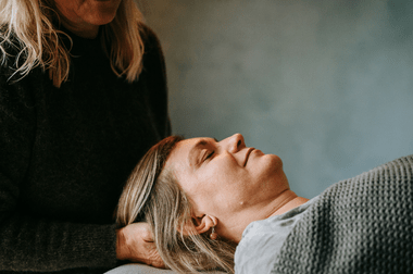 Kvinde får biodynamisk kranio-sakral terapi af Annette Spangsberg