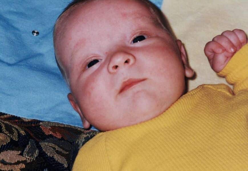 baby fødes med aktive primitive reflekser