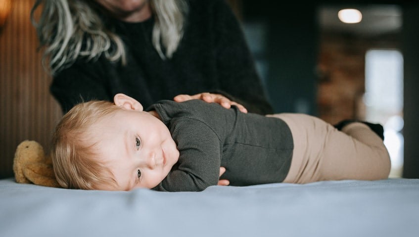 baby kigger kun til en side, kaldet favoritside får hjælp med kranio-sakral terapi
