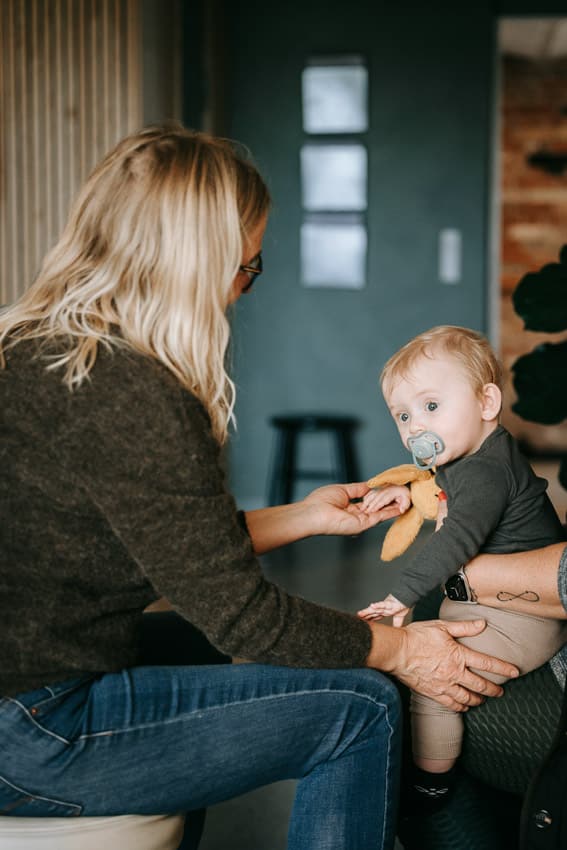 baby får biodynamisk kranio-sakral terapi siddende ved mor