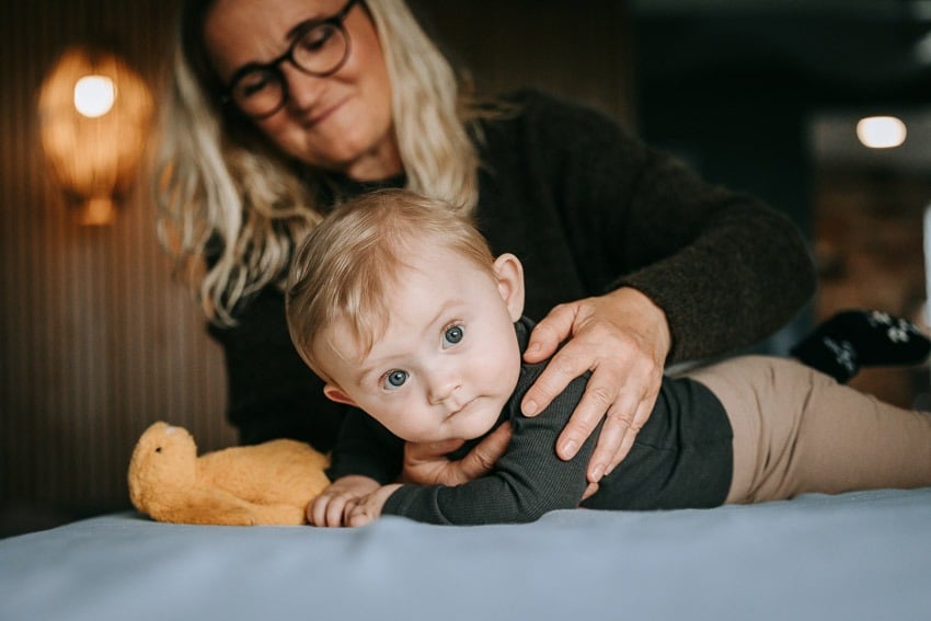 baby kigger til den ene side og får skævt kranie