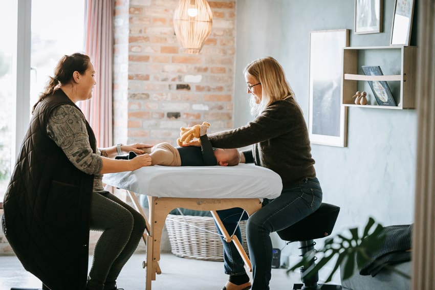 fladt baghoved hos barn behandles liggende på briks