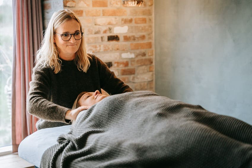 biodynamisk kranio-sakral terapi til kvinde