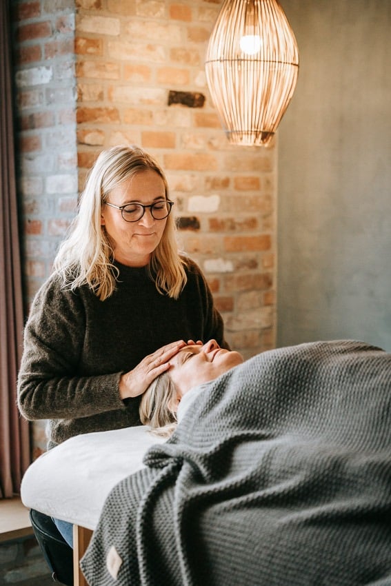 hovedpine behandles med biodynamisk kranio-sakral-terapi