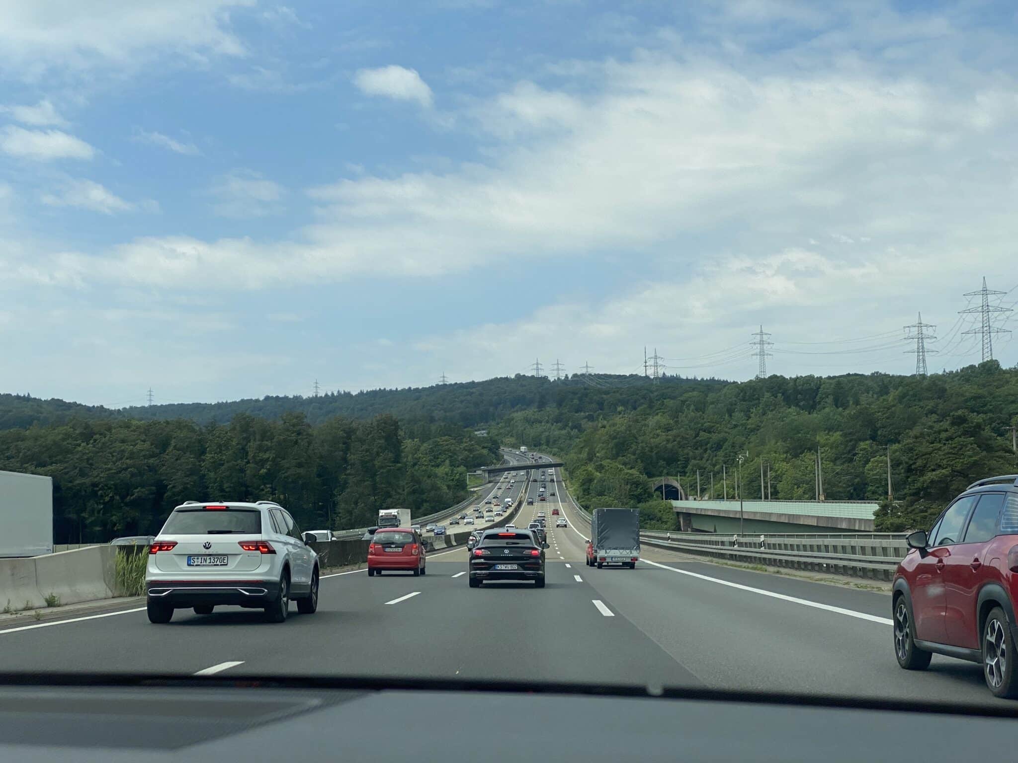 klemt mellem mange biler på motorvej eller landevej