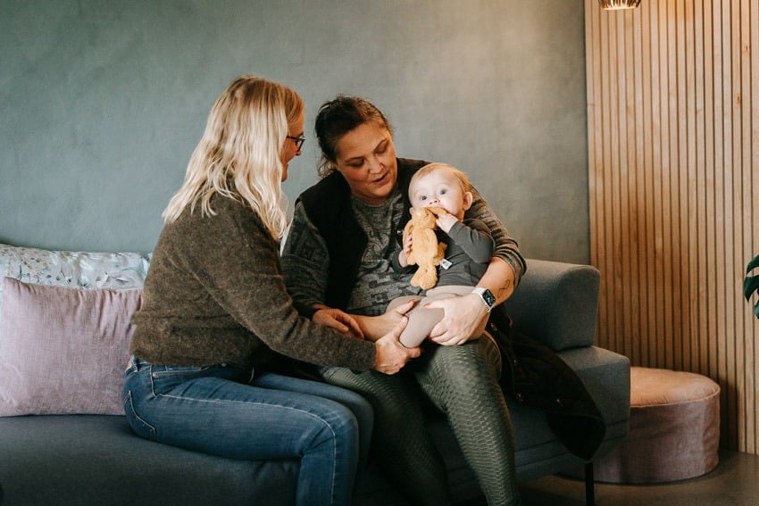 mor sidder med baby under behandlingen