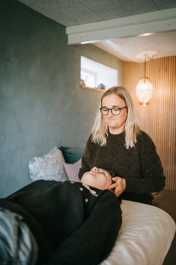 teenager får biodynamisk kranio-sakral terapi for psykisk balance
