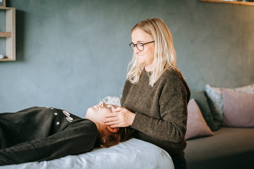 teenager får biodynamisk kranio sakral terapi for ubalancer, søvnproblemer, uro, angst