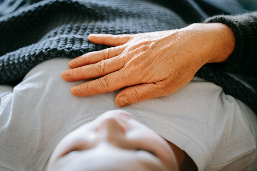 teenager med vokseværk og psykiske udfordringer får kranio-sakral terapi