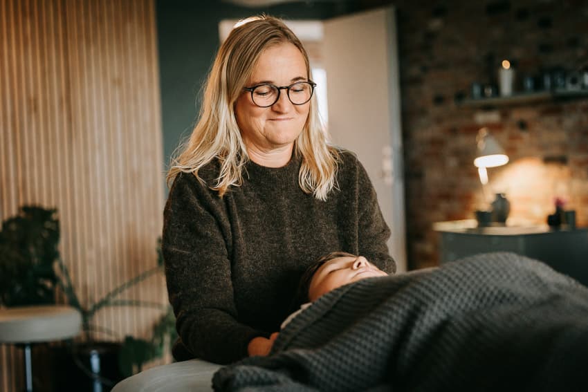 barn får biodynamisk kranio-sakral terapi for tics