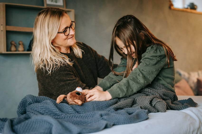 uro i kroppen hos børn behandles med biodynamisk kranio-sakral terapi. Her sidder barnet op